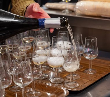 Aralık 'ta, Champagne Bulvarı, Epernay, Champagne Bölgesi, Fransa' da kış festivalinde pek çok küçük şampanya kadehi tadacak.