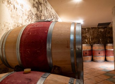Yeraltı mahzeninde yıllanmış kırmızı şarap için Fransız meşe fıçıları, Saint-Emilion şarap toplama bölgesi, cru sınıfı Merlot veya Cabernet Sauvignon kırmızı şarap üzümleri, Fransa, harika Bordeaux şarapları.