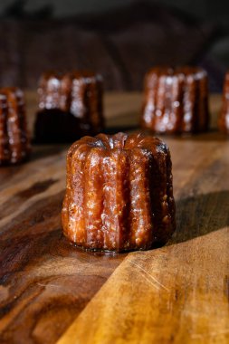 Canele, romlu ve vanilyalı Fransız pastası, yumuşak ve yumuşak muhallebi merkezi ve koyu, Bordeaux bölgesinin karamelize edilmiş kabuk spesiyali, Fransa kapat.