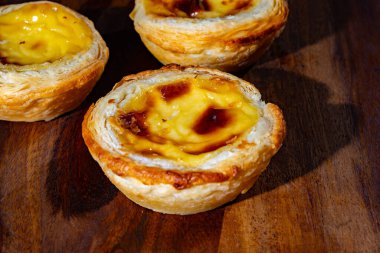 Portekiz 'in geleneksel tatlı tatlısı Pastel de nata yumurtalı kremalı tart pastası.