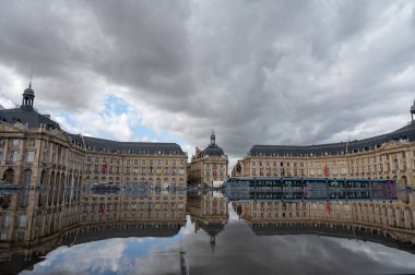 Seyahat yeri, Bordeaux şehrinin orta kesiminde yürümek güneşli bir günde evleri ve sokakları görmek.