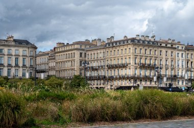 Seyahat yeri, Bordeaux şehrinin orta kesiminde yürümek güneşli bir günde evleri ve sokakları görmek.