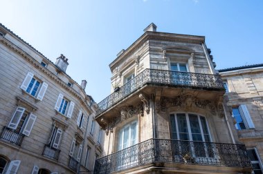 Seyahat yeri, Bordeaux şehrinin orta kesiminde yürümek güneşli bir günde evleri ve sokakları görmek.