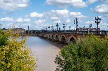 Seyahat yeri, Bordeaux şehrinin orta kesiminde yürümek güneşli bir günde evleri ve sokakları görmek.