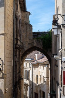 Eski evlerin manzarası ve ortaçağ kasabası St. Emilion 'un dar tepecikli caddeleri, Cru sınıfı üzüm bağlarında kırmızı Bordeaux şarabı üretimi Saint-Emilion şarap üretim bölgesi, Fransa, Bordeaux