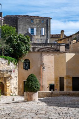 Eski evlerin manzarası ve ortaçağ kasabası St. Emilion 'un dar tepecikli caddeleri, Cru sınıfı üzüm bağlarında kırmızı Bordeaux şarabı üretimi Saint-Emilion şarap üretim bölgesi, Fransa, Bordeaux