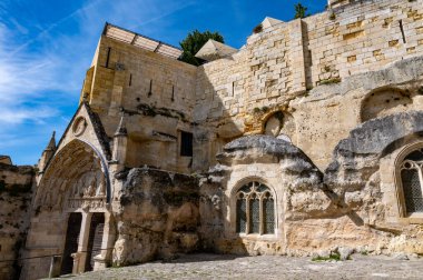 Eski evlerin manzarası ve ortaçağ kasabası St. Emilion 'un dar tepecikli caddeleri, Cru sınıfı üzüm bağlarında kırmızı Bordeaux şarabı üretimi Saint-Emilion şarap üretim bölgesi, Fransa, Bordeaux