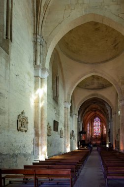 Eski ortaçağ kasabası St. Emilion kilisesi manzarası, Saint-Emilion şarap üretim bölgesinde Cru sınıfı üzüm bağlarında kırmızı Bordeaux şarabı üretimi, Fransa, Bordeaux