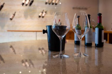 Fransız meşesi fıçılarında yıllanmış kırmızı Saint-Emilion şarabının tadı mahzende Saint-Emilion harika şaraplar üreten bölge, Fransa, Merlot Bordeaux, Cabernet Sauvignon kırmızı şarap üzümü