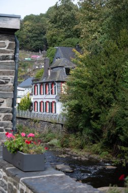 Nehrin kıvrımlarındaki eski renkli Alman şehri Monschau 'nun evleri ve caddeleri görünüyor ve tepelerin arasında saklanıyor, Eifel Ulusal Parkı, Almanya yazın.