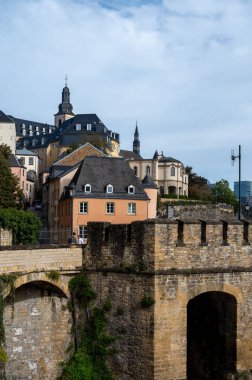 Lüksemburg veya Lüksemburg 'un başkenti Lüksemburg' un manzarası ve Avrupa Birliği 'nin sonbaharda fiili başkentlerinden biri