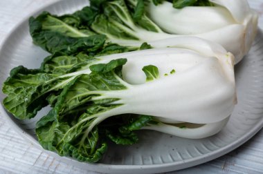 Genç organik beyaz bok choy veya bak choi Çin lahanası pişirmeye hazır, sağlıklı yiyecek