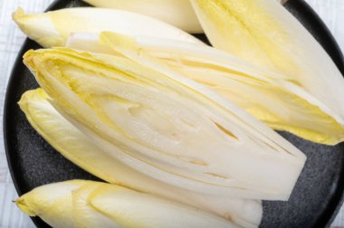 Taze organik hindiba salatası yenmeye hazır Belçika ve Hollanda 'da geleneksel kış yemekleri