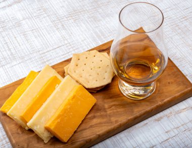 Viski ve peynir eşleşmesi, İngiliz peyniri koleksiyonu İskoç renkli ve İngiliz olgun çedar peyniri, İngiltere 'de tadımlık turnesi.