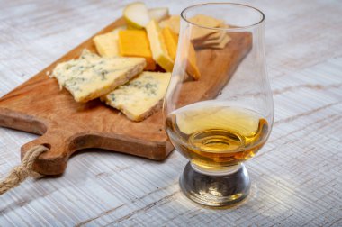 Viski ve peynir eşleştirme, İngiliz peynirleri koleksiyonu, Blue stilton ve İskoç renkli ve İngiliz olgun çedar peynirleri, İngiltere 'de tadım turu.