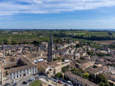 Yeşil üzüm bağları, eski evler ve ortaçağ kasabasının dar tepecikli caddeleri St. Emilion, Cru sınıfı üzüm bağlarında kırmızı Bordeaux şarabı üretimi Saint-Emilion şarabı üretimi, Fransa, Bordeaux