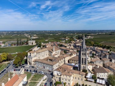 Yeşil üzüm bağları, eski evler ve ortaçağ kasabasının dar tepecikli caddeleri St. Emilion, Cru sınıfı üzüm bağlarında kırmızı Bordeaux şarabı üretimi Saint-Emilion şarabı üretimi, Fransa, Bordeaux