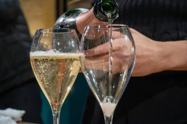 Şampanya Bulvarı, Epernay, Fransa 'nın Şampanya Bölgesi' nde kış hafta sonu festivalinde köpüklü şarap içip tatmak.