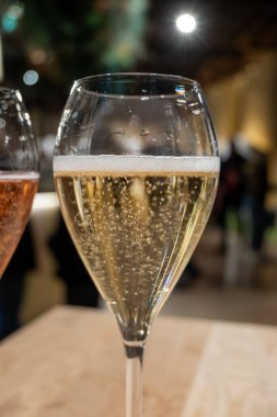 Küçük baloncuklu bardak, Aralık 'ta kış festivalinde köpüklü şarap tatmak Champagne Bulvarı, Epernay, Champagne Bölgesi, Fransa