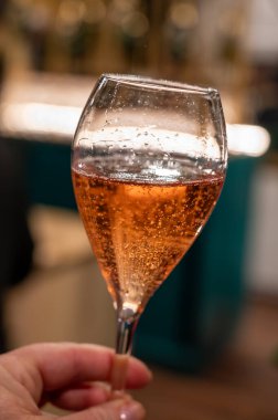 Küçük baloncuklu bardak, Aralık 'ta kış festivalinde köpüklü şarap tatmak Champagne Bulvarı, Epernay, Champagne Bölgesi, Fransa