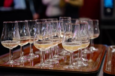 Aralık 'ta, Champagne Bulvarı, Epernay, Champagne Bölgesi, Fransa' da kış festivalinde pek çok küçük şampanya kadehi tadacak.