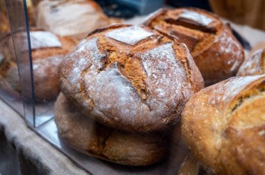 Doğal mayayla yapılan ekşi hamurlu biyolojik ekmek ve Fransa 'da gıda pazarında odun sobasında pişirildi.