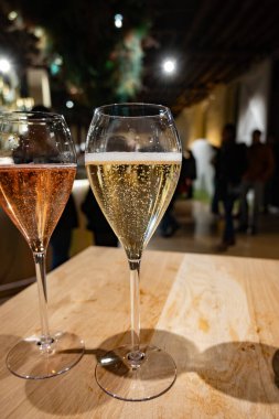Küçük baloncuklu bardak, Aralık 'ta kış festivalinde köpüklü şarap tatmak Champagne Bulvarı, Epernay, Champagne Bölgesi, Fransa
