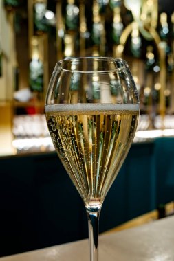 Küçük baloncuklu bardak, Aralık 'ta kış festivalinde köpüklü şarap tatmak Champagne Bulvarı, Epernay, Champagne Bölgesi, Fransa