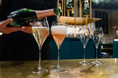 Şampanya Bulvarı, Epernay, Fransa 'nın Şampanya Bölgesi' nde kış hafta sonu festivalinde köpüklü şarap içip tatmak.