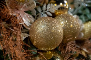 Noel ve Yeni Yıl sokak dekorasyonu, metal kapıda asılı duran yuvarlak Noel çelengi, geceleri aydınlatılmış cam kapı, Fransa, Şampanya 'da Epernay.