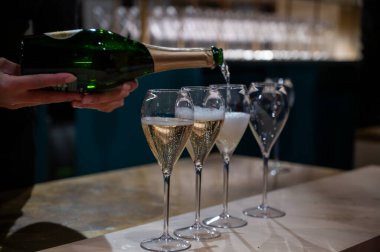 Aralık 'ta Champagne Bulvarı, Epernay, Champagne Bölgesi, Fransa' da kış hafta sonu festivalinde kurak şampanya tatma ve tatma