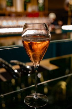 Küçük baloncuklu bardak, Aralık 'ta kış festivalinde köpüklü şarap tatmak Champagne Bulvarı, Epernay, Champagne Bölgesi, Fransa