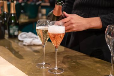 Aralık 'ta Champagne Bulvarı, Epernay, Champagne Bölgesi, Fransa' da kış hafta sonu festivalinde kurak şampanya tatma ve tatma