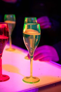 Şampanya Bulvarı, Epernay, Fransa 'nın Şampanya Bölgesi' nde Aralık ayında açık hava kış festivalinde şampanya içen ziyaretçiler