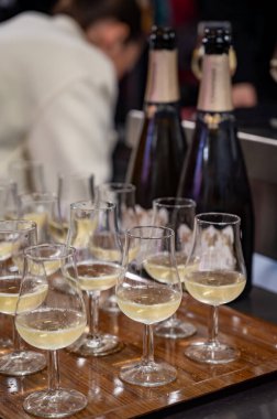 Aralık 'ta, Champagne Bulvarı, Epernay, Champagne Bölgesi, Fransa' da kış festivalinde pek çok küçük şampanya kadehi tadacak.