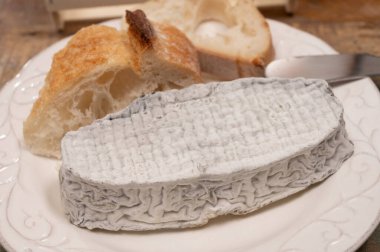 Peynir koleksiyonu, Fransız yumuşak keçi peyniri Perigord 'dan siyah küflü baget ile servis edilmiş.