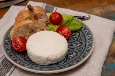 Peynir koleksiyonu, Fransız taze beyaz keçi peyniri domatesle servis ediliyor.