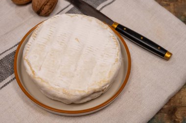 Fransız peyniri, beyaz küflü orijinal Camembert de Normandie peyniri.