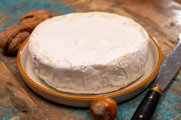 Fransız peyniri, beyaz küflü orijinal Camembert de Normandie peyniri.