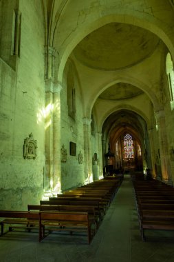 Eski ortaçağ kasabası St. Emilion kilisesi manzarası, Saint-Emilion şarap üretim bölgesinde Cru sınıfı üzüm bağlarında kırmızı Bordeaux şarabı üretimi, Fransa, Bordeaux