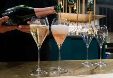 Şampanya Bulvarı, Epernay, Fransa 'nın Şampanya Bölgesi' nde kış hafta sonu festivalinde köpüklü şarap içip tatmak.