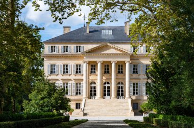 Haut-Medoc 'taki tipik Fransız şarap sahasının ya da şatosunun kırmızı şarap üretim bölgesi, Margaux köyü, Bordeaux, Gironde Estuary, Fransa' nın sol kıyısı