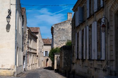 Eski evlerin manzarası ve ortaçağ kasabası St. Emilion 'un dar tepecikli caddeleri, Cru sınıfı üzüm bağlarında kırmızı Bordeaux şarabı üretimi Saint-Emilion şarap üretim bölgesi, Fransa, Bordeaux