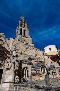 Eski evlerin manzarası ve ortaçağ kasabası St. Emilion 'un dar tepecikli caddeleri, Cru sınıfı üzüm bağlarında kırmızı Bordeaux şarabı üretimi Saint-Emilion şarap üretim bölgesi, Fransa, Bordeaux