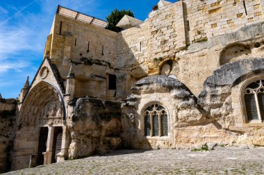 Eski evlerin manzarası ve ortaçağ kasabası St. Emilion 'un dar tepecikli caddeleri, Cru sınıfı üzüm bağlarında kırmızı Bordeaux şarabı üretimi Saint-Emilion şarap üretim bölgesi, Fransa, Bordeaux