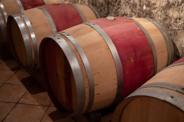Yeraltı mahzeninde yıllanmış kırmızı şarap için Fransız meşe fıçıları, Saint-Emilion şarap toplama bölgesi, cru sınıfı Merlot veya Cabernet Sauvignon kırmızı şarap üzümleri, Fransa, harika Bordeaux şarapları.