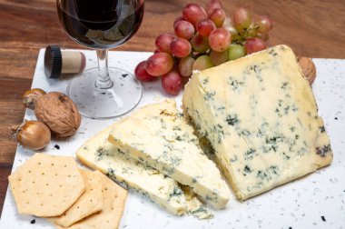 Kırmızı porto ve peynir eşleşmesi, olgunlaşmış mavi Stilton İngiliz peyniri ceviz ve cam yakut porto şarabı ile tatlı olarak servis edilir.