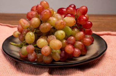 Tatlı, olgun, pembe üzümler hazır ve nazır.