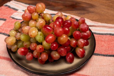 Tatlı, olgun, pembe üzümler hazır ve nazır.