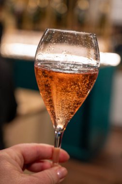 Küçük baloncuklu bardak, Aralık 'ta kış festivalinde köpüklü şarap tatmak Champagne Bulvarı, Epernay, Champagne Bölgesi, Fransa